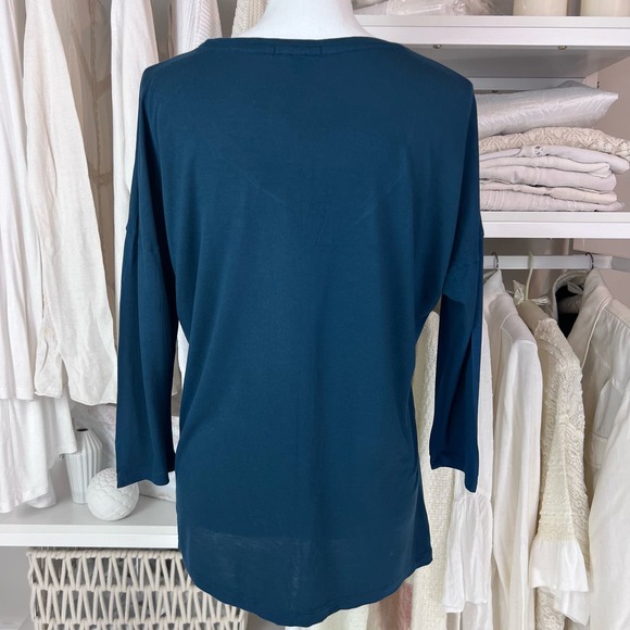 GAP Dark blue 3/4 sleeve Low V neck tee.  Women's medium.  Item #0014 - Picture 5 of 9